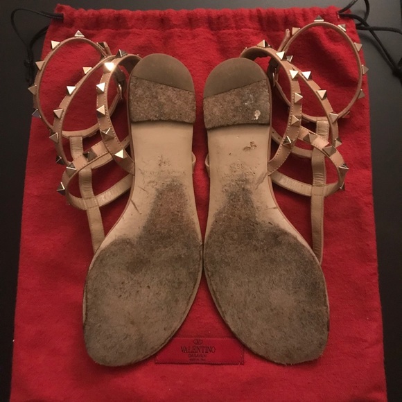 Valentino Garavani Rockstud Flat Thong Sandal - Picture 4 of 5